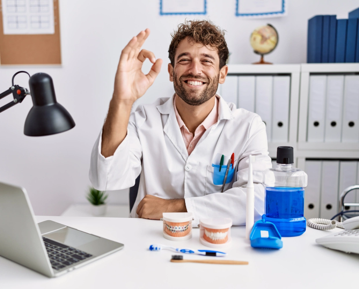 Equipo médico en consulta OralCare