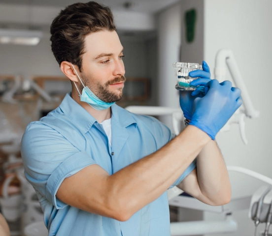 Especialista examinando modelo dental