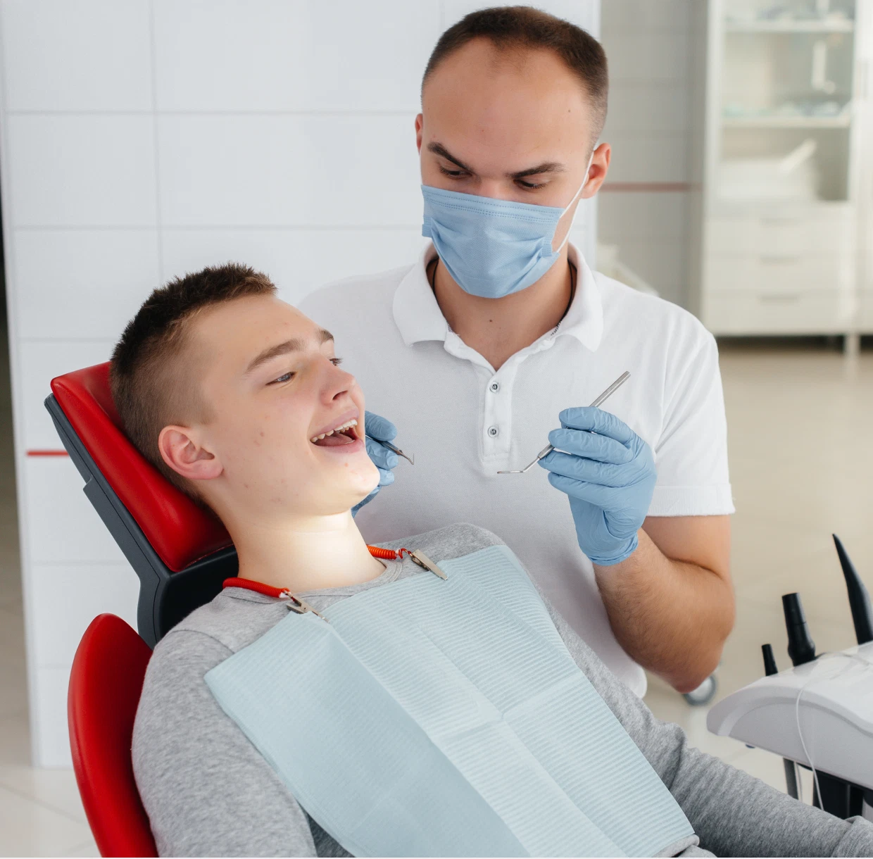 Doctor especialista examinando radiografía digital en OralCare Center